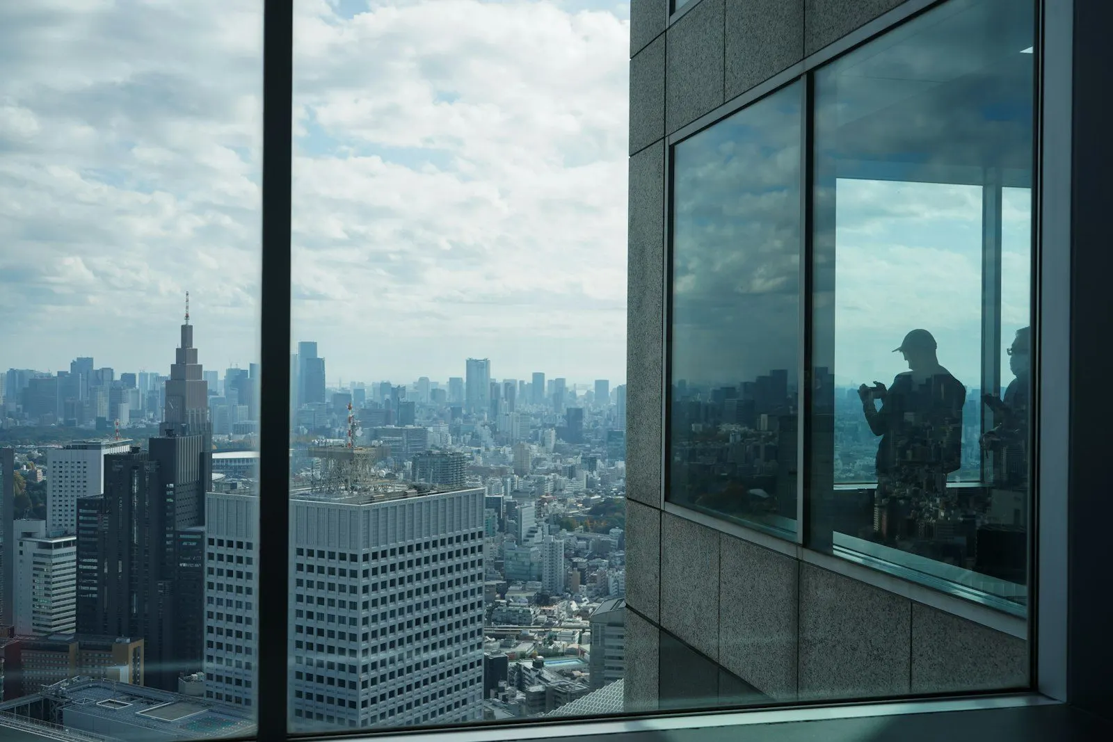 Oficina inmobiliaria con vista a la ciudad