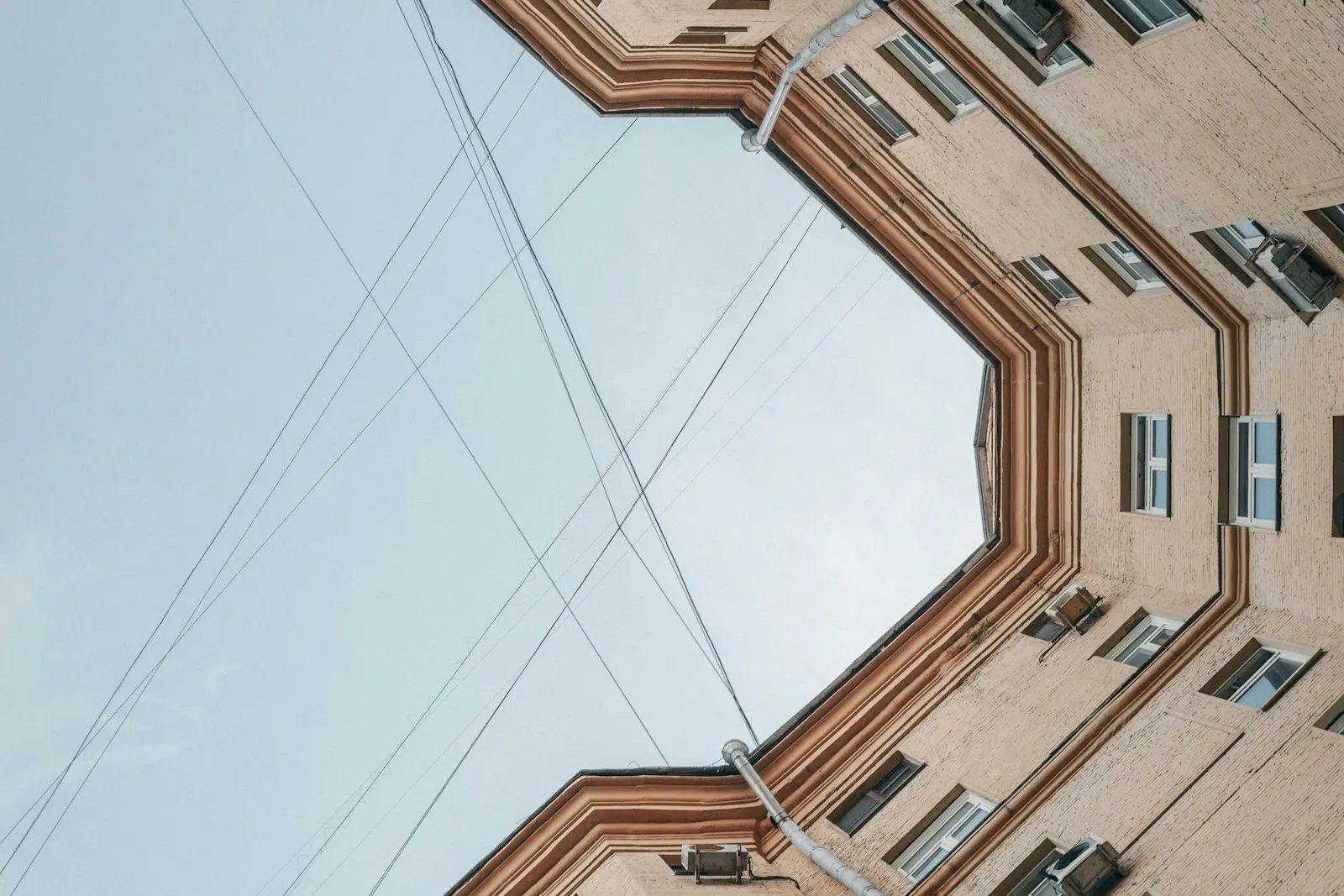Edificios de departamentos vistos desde abajo